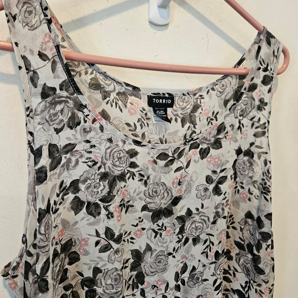 Women's Torrid Plus 2X Gray Pink Floral Ruffle Hem Sleeveless High-Low Top - Picture 7 of 9